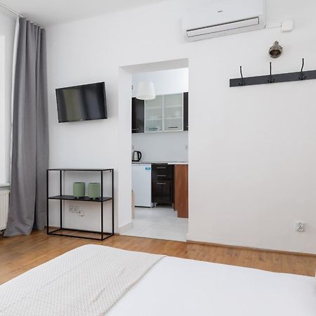 קרקוב Studio Apartment With Ac - Dluga 65 מראה חיצוני תמונה