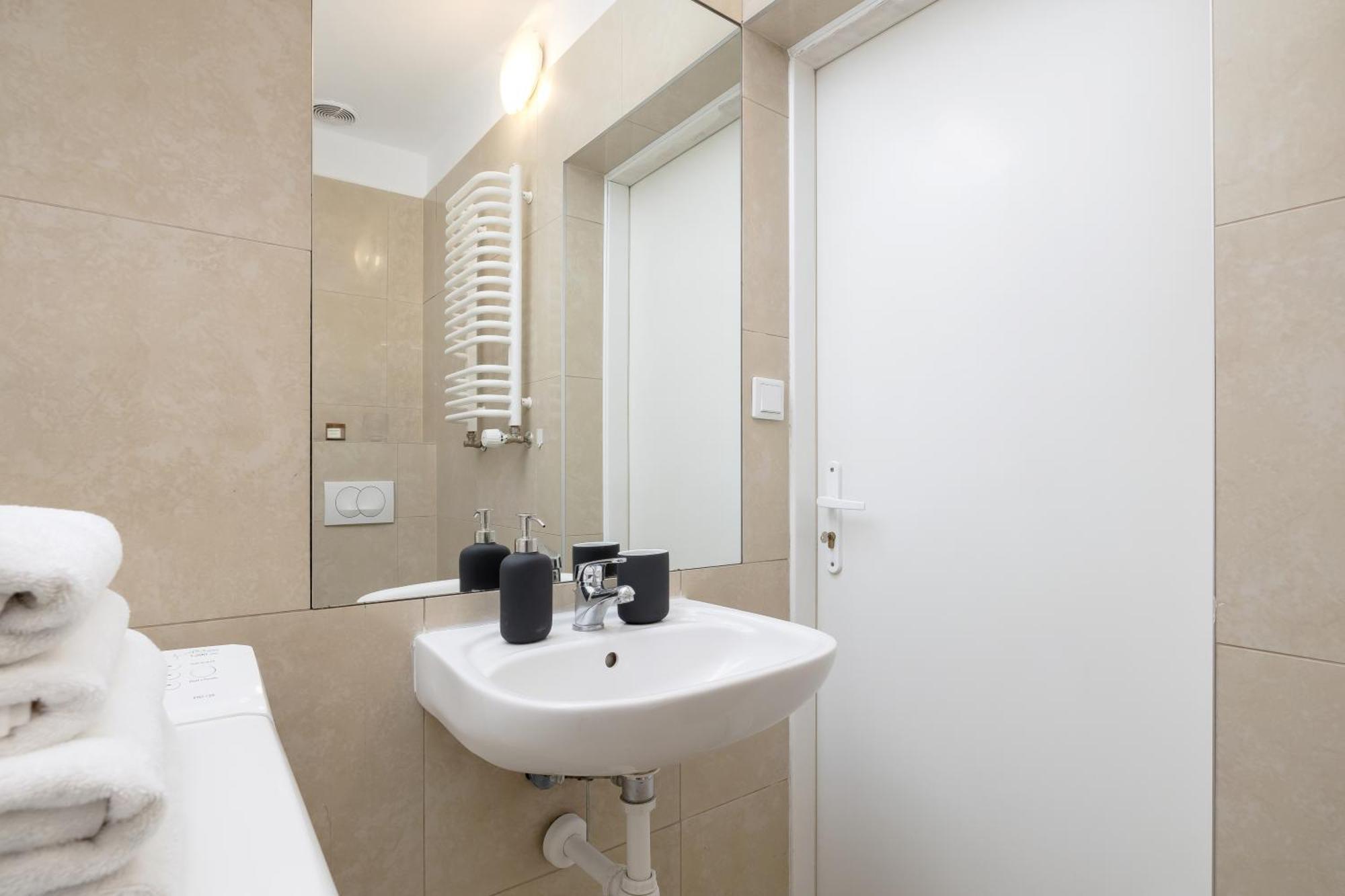 קרקוב Studio Apartment With Ac - Dluga 65 מראה חיצוני תמונה